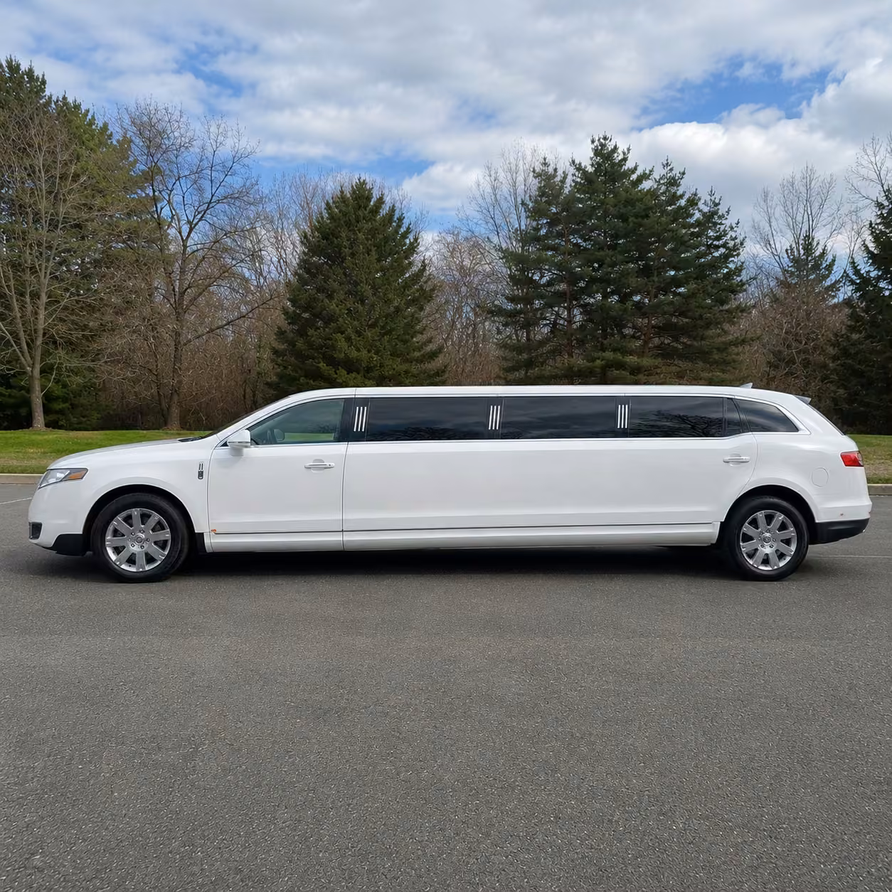 lincoln mkt limo exterior